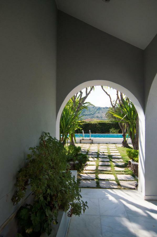 Country Villa Peloponnese With Tennis Court And Pool Zevgolateíon Exterior foto